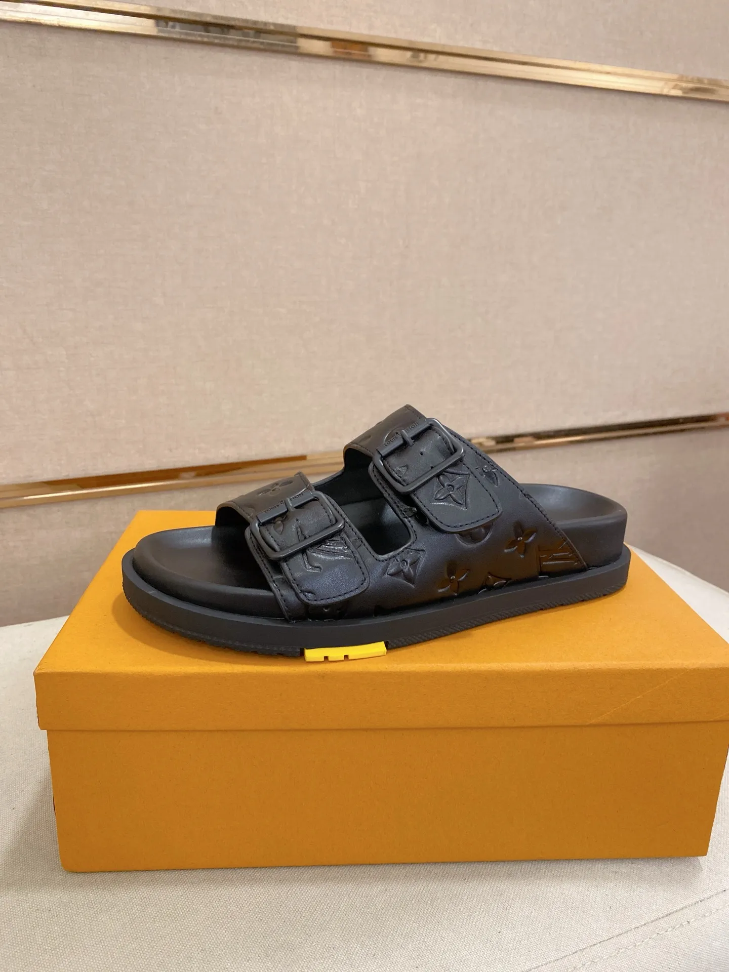 Factory price: 420💰Made by LV🔍Top purchasing agent. Men's spring and summer slippers are available at the same counter. The uppers are made of cowhide imported from Italy. High-quality craftsmanship, soles: original soles specially provided by the original factory, exclusive movable molded soles are super comfortable, original factory follow-up goods, 🔍🔍high quality, can be entered and exited the counter at will, welcome to compare, code number 38-44. Can be customized45